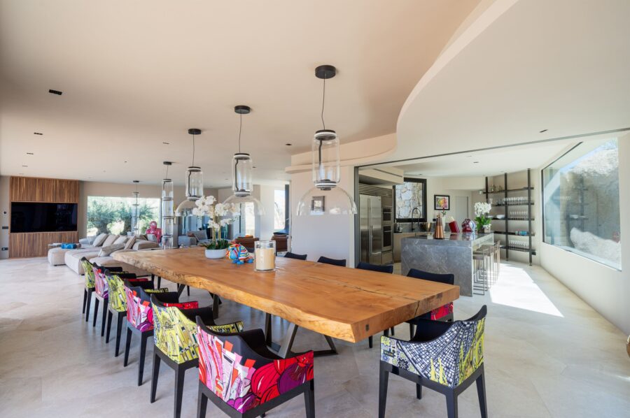 villa-miliania-diningroom-kitchen-openplan-modern-stylish-design-luxury-interior-sardinia