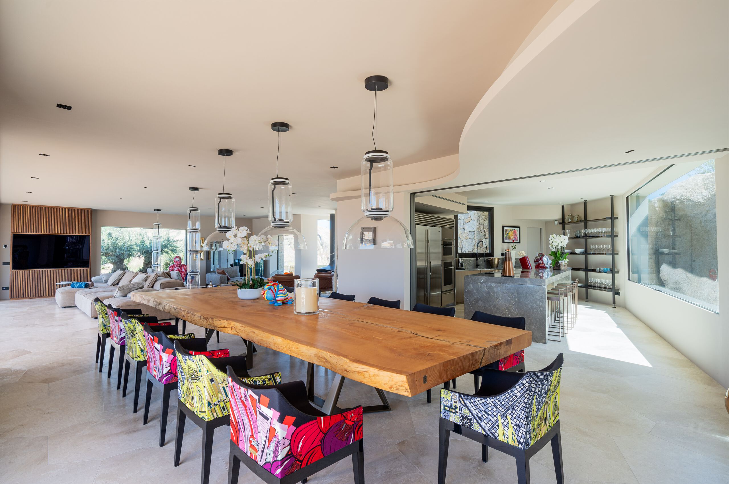 villa-miliania-diningroom-kitchen-openplan-modern-stylish-design-luxury-interior-sardinia
