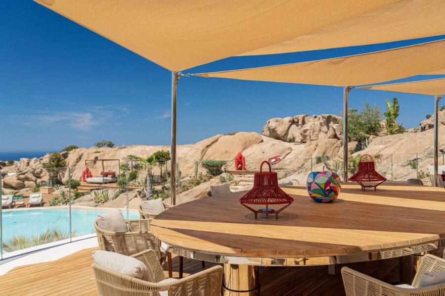 villa-miliania-exterior-outdoor-diningtable-alfresco-swimmingpool-unqiue-bespoke-stylish-luxury-design-sardinia