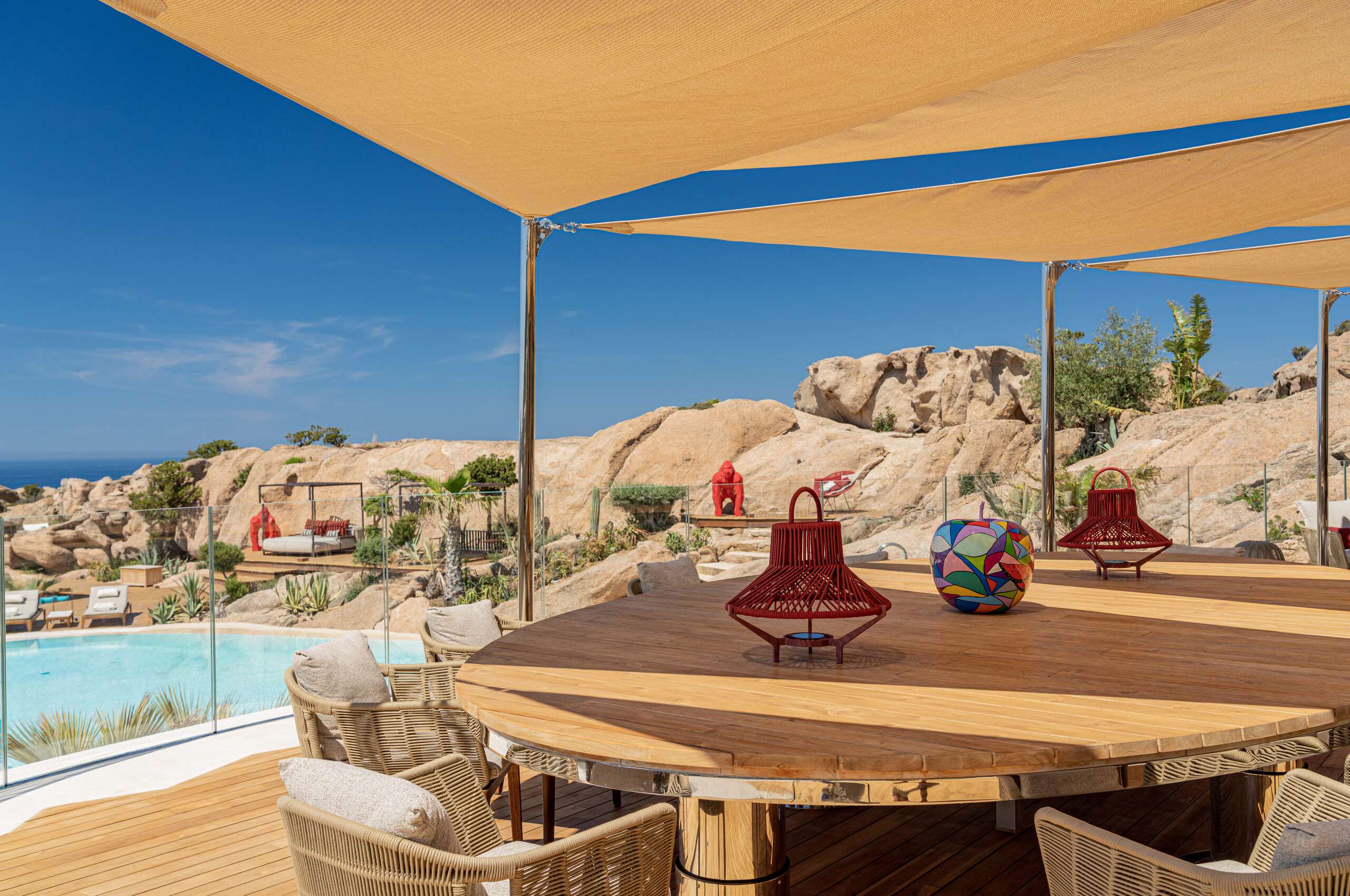 villa-miliania-exterior-outdoor-diningtable-alfresco-swimmingpool-unqiue-bespoke-stylish-luxury-design-sardinia