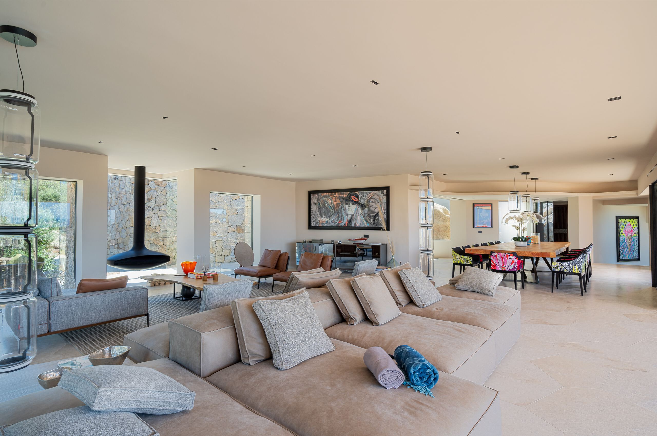 villa-miliania-livingroom-lounge-diningroom-openplan-fireplace-stylish-modern-interiordesign-luxury-sardinia