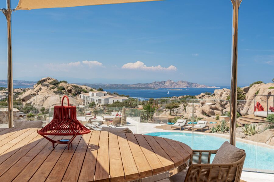 villa-miliania-outdoor-diningtable-stunning-seaview-mountain-landscape-swimmingpool-terrace-unqiue-luxury-design-sardinia
