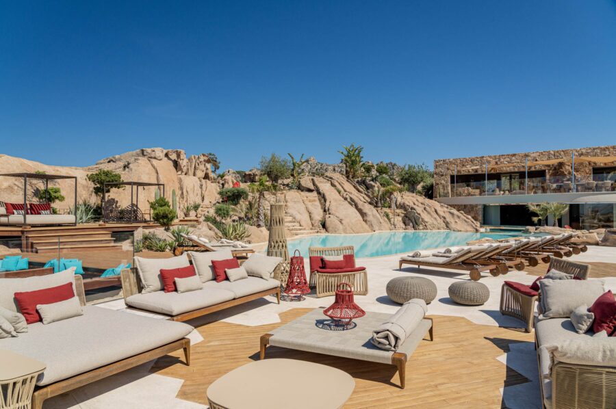 villa-miliania-outdoor-lounge-swimmingpool-daybed-sunloungers-beachclub-unique-design-luxury-rental-property-sardinia
