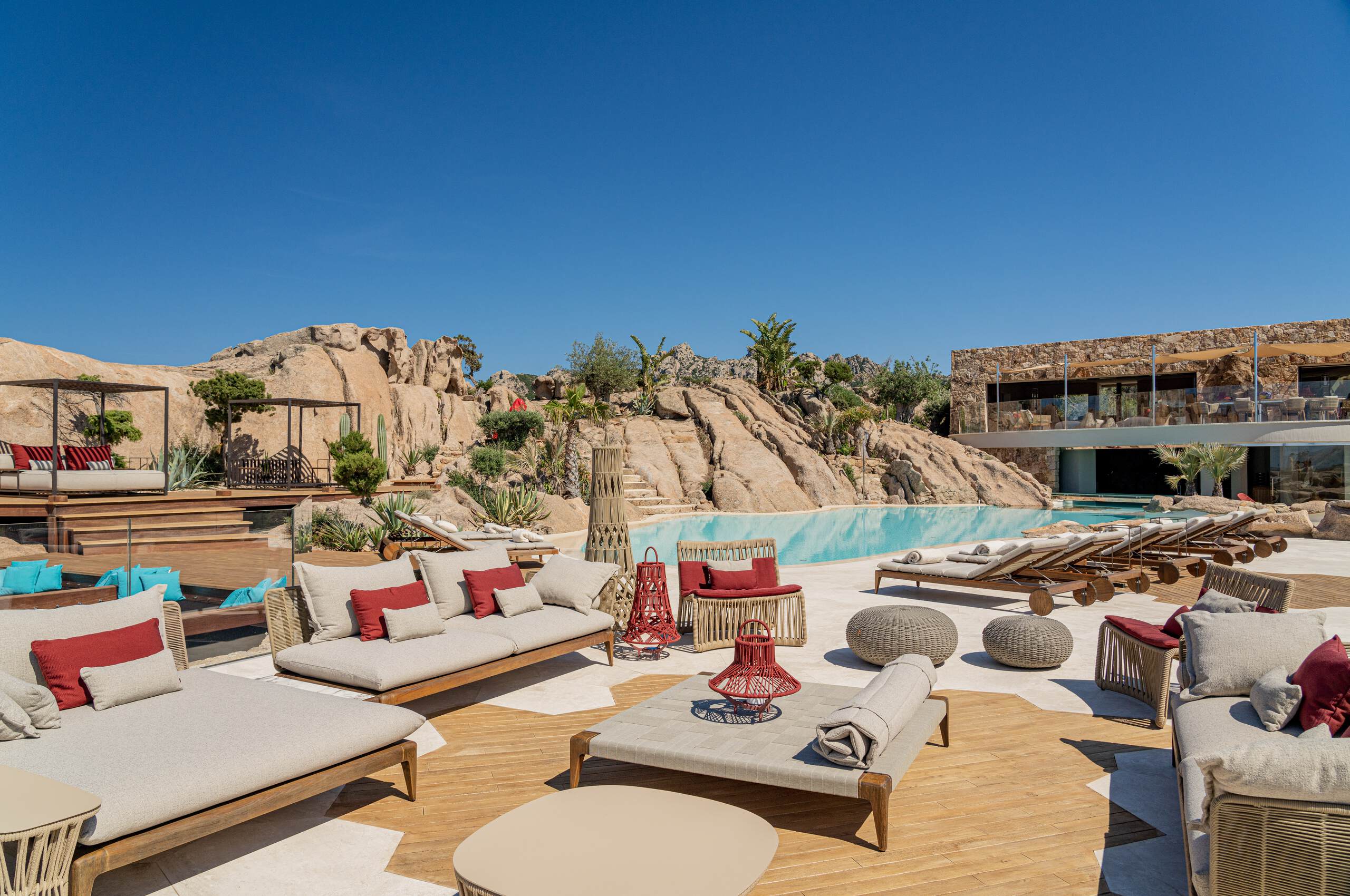 villa-miliania-outdoor-lounge-swimmingpool-daybed-sunloungers-beachclub-unique-design-luxury-rental-property-sardinia