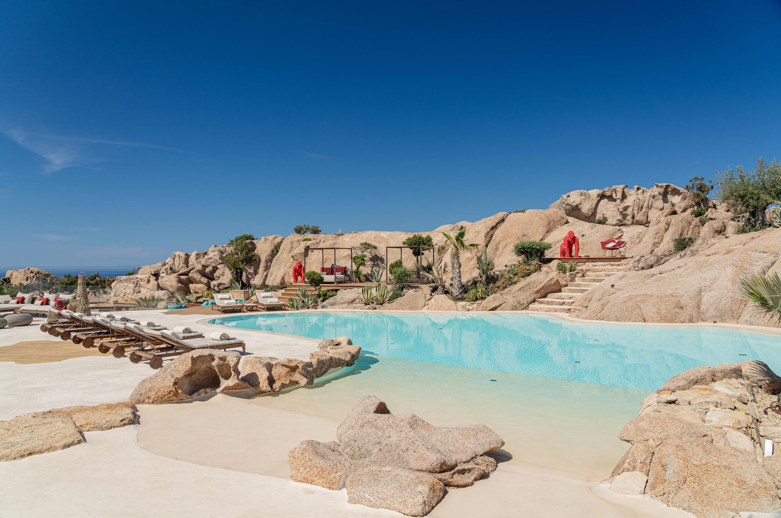 villa-miliania-swimmingpool-beach-retreat-seaview-unique-luxury-design-sardinia