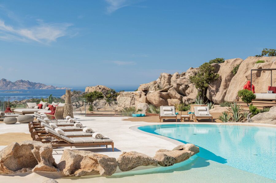 villa-miliania-swimmingpool-poolside-sunlounger-seaview-unique-design-luxury-sardinia