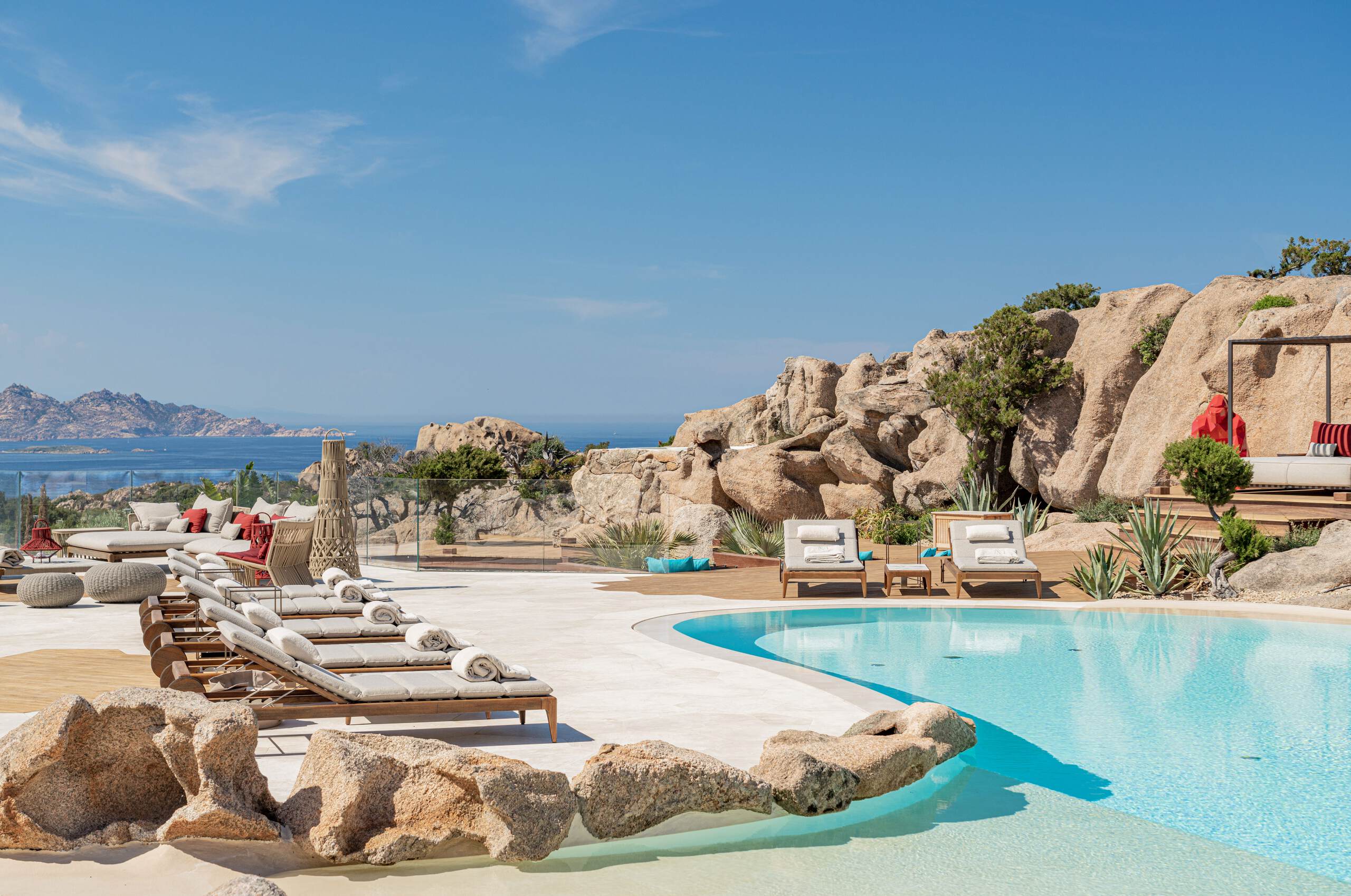 villa-miliania-swimmingpool-poolside-sunlounger-seaview-unique-design-luxury-sardinia
