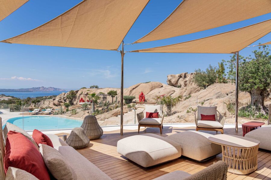 villa-miliania-terrace-balcony-swimmingpool-outdoor-lounge-scenic-seaviews-unqiue-modern-design-luxury-sardinia