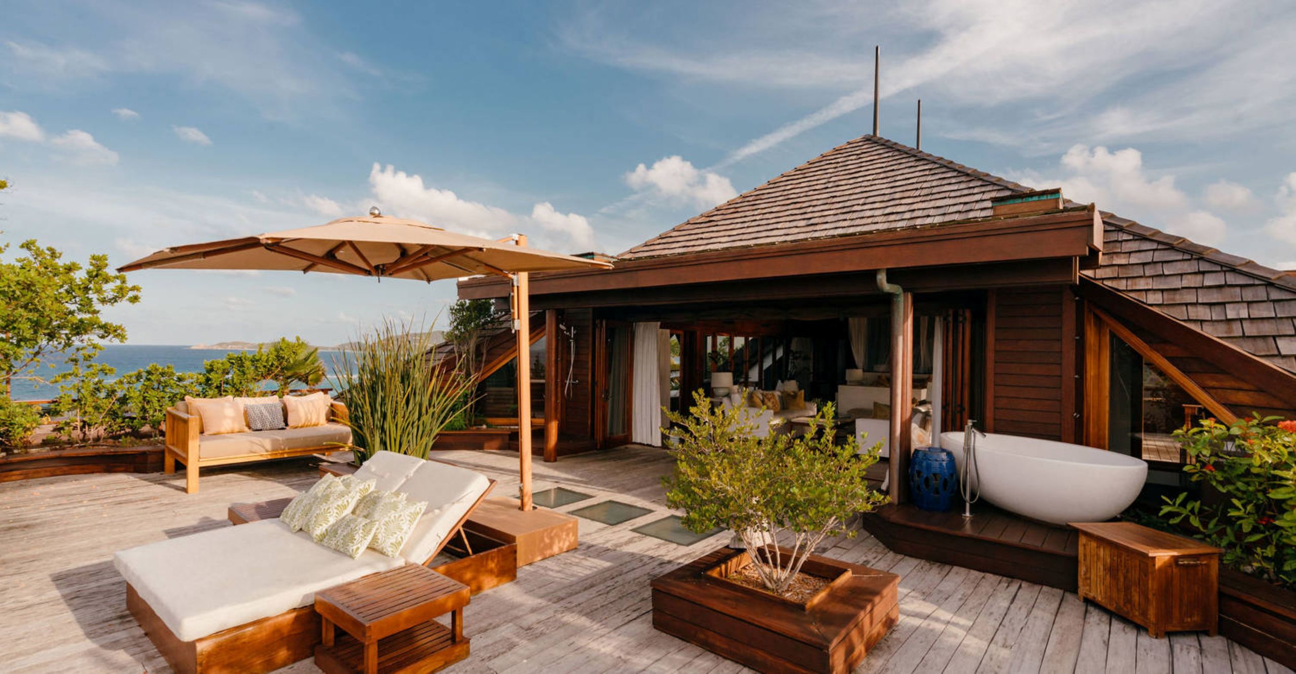 villa-neena-seaview-terrace-bathtub-mastersuite-luxury-necker-island