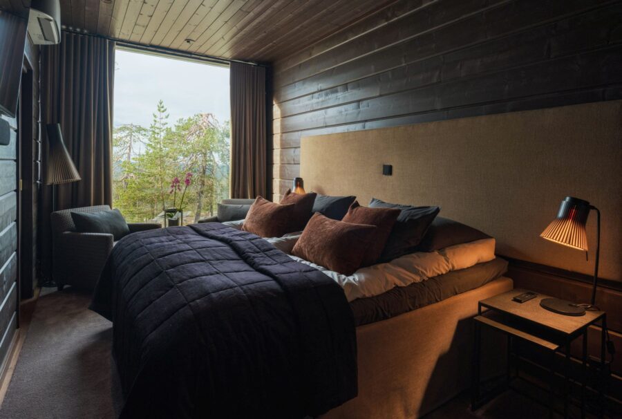 villa-octavia-bedroom-scenic-nature-views-cosy-alpine-interiors-luxury-rental-retreat-lapland