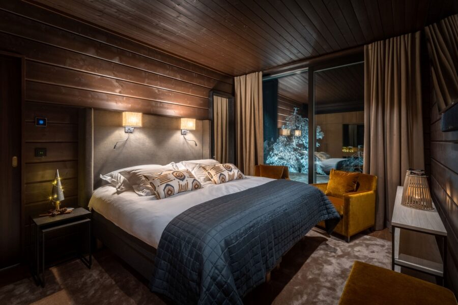 villa-octavia-bedroom-terrace-nightime-luxury-alpine-interiors-chic-luxury-lapland