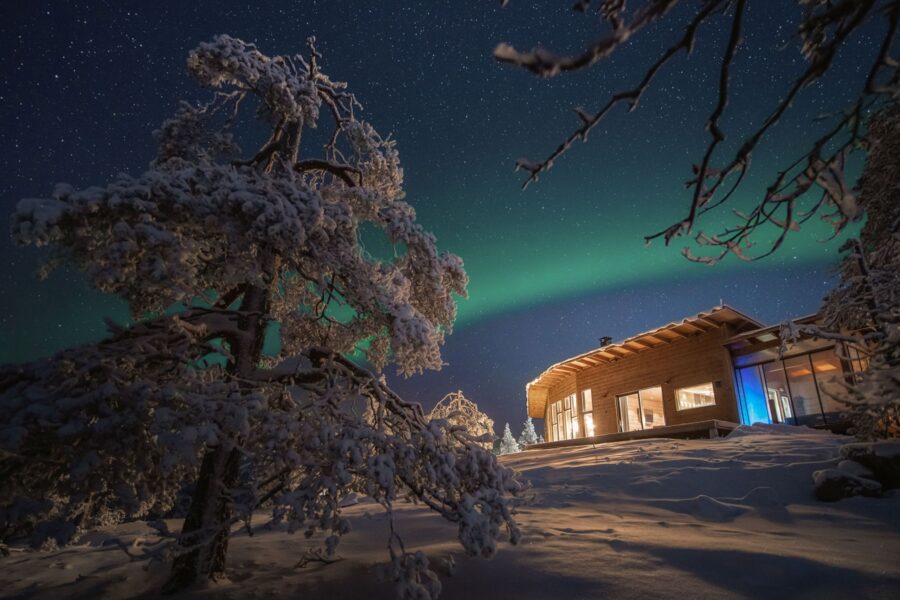 villa-octavia-exterior-night-winter-luxury-exclusive-retreat-lapland