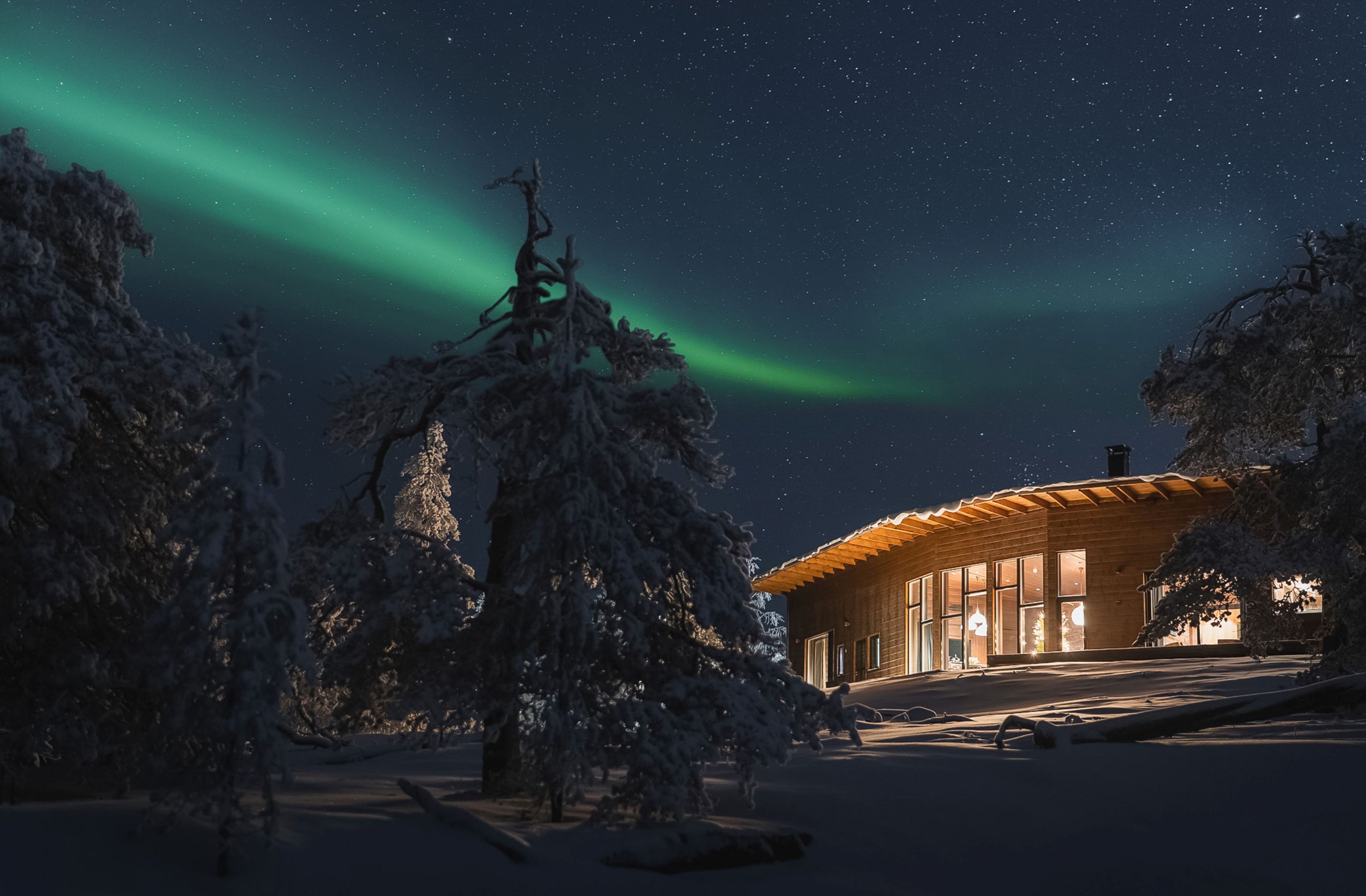 villa-octavia-exterior-northern-lights-natural-beauty-starry-sky-luxury-exclusive-rental-retreat-lapland