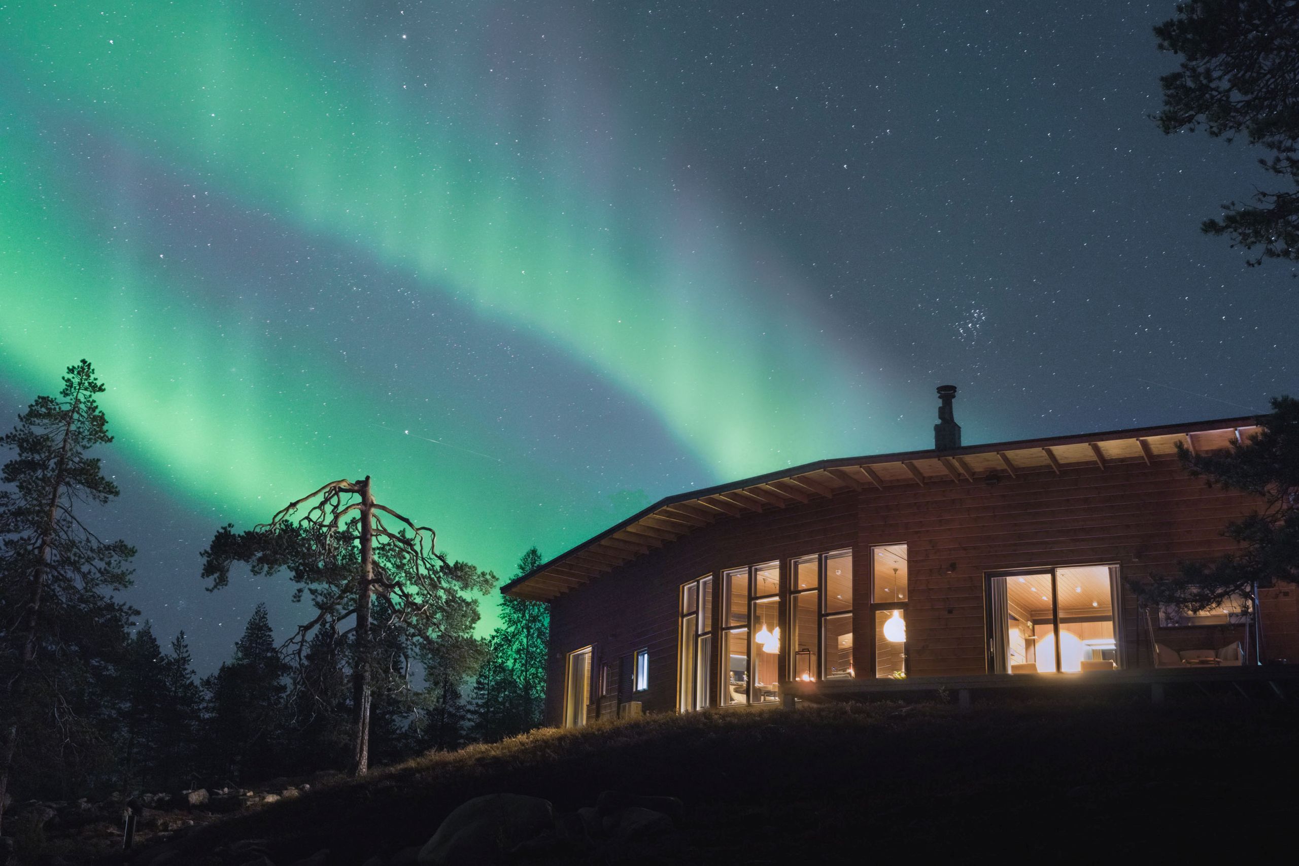 villa-octavia-exterior-northern-lights-starry-sky-luxury-remote-nature-retreat-lapland