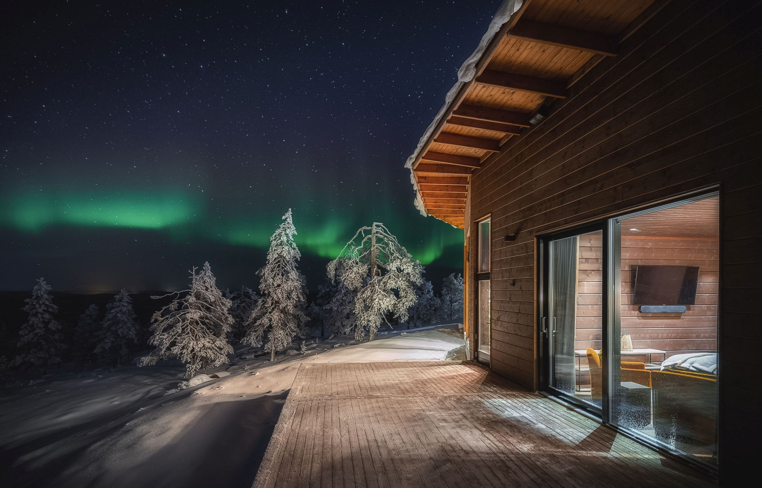 villa-octavia-exterior-northern-lights-winter-night-luxury-rental-retreat-lapland