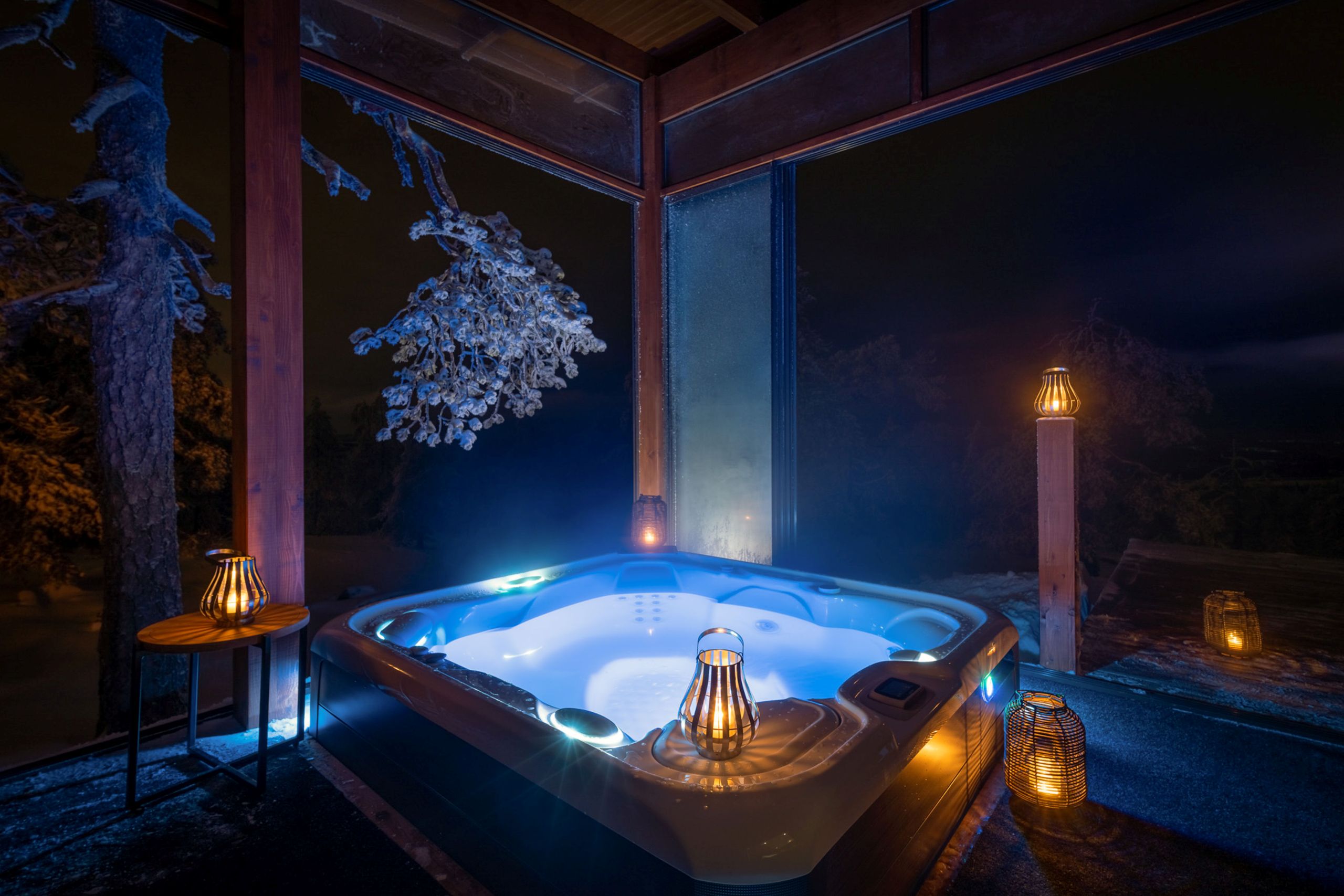 villa-octavia-jacuzzi-exterior-winter-night-wellness-luxury-retreat-lapland