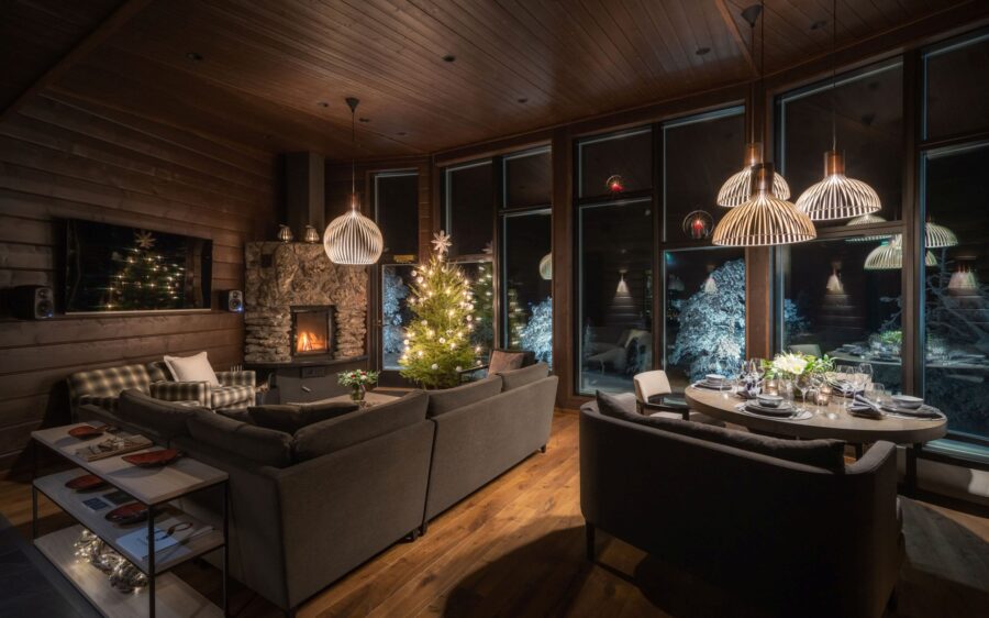 villa-octavia-livingroom-diningroom-openplan-fireplace-cosy-alpine-luxury-retreat-lapland