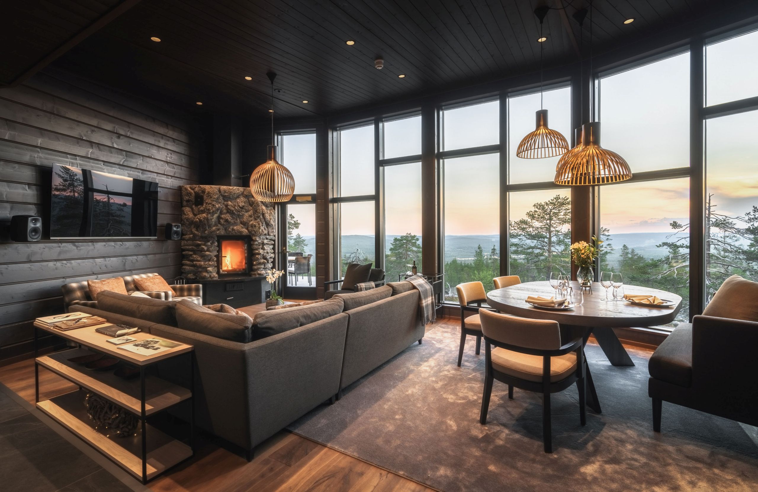 villa-octavia-livingroom-summer-fireplace-diningroom-openplan-scenic-views-luxury-rental-retreat-lapland