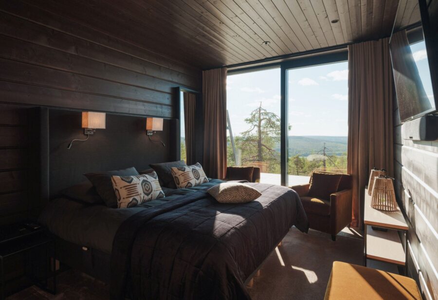 villa-octavia-master-bedroom-terrace-scenic-views-cosy-interior-luxury-rental-retreat-lapland