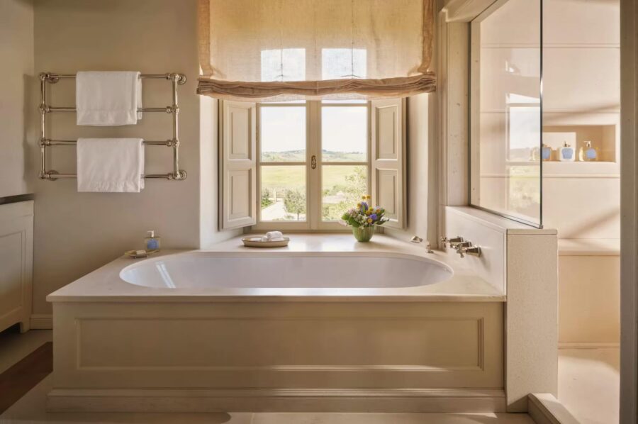 villa-odile-bathroom-bathtub-scenic-countryside-views-luxury-tuscany