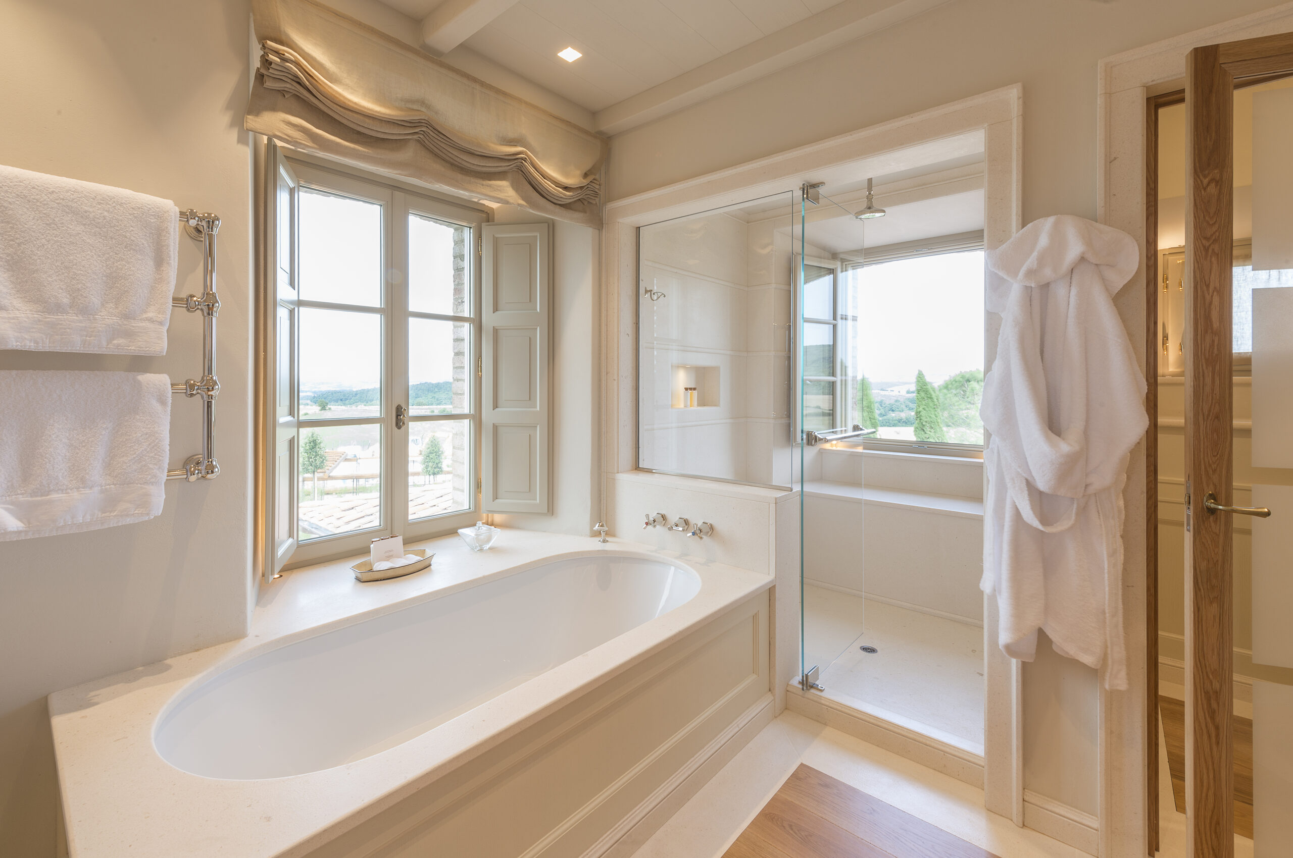 villa-odile-bathroom-bathtub-vineyard-views-tuscany