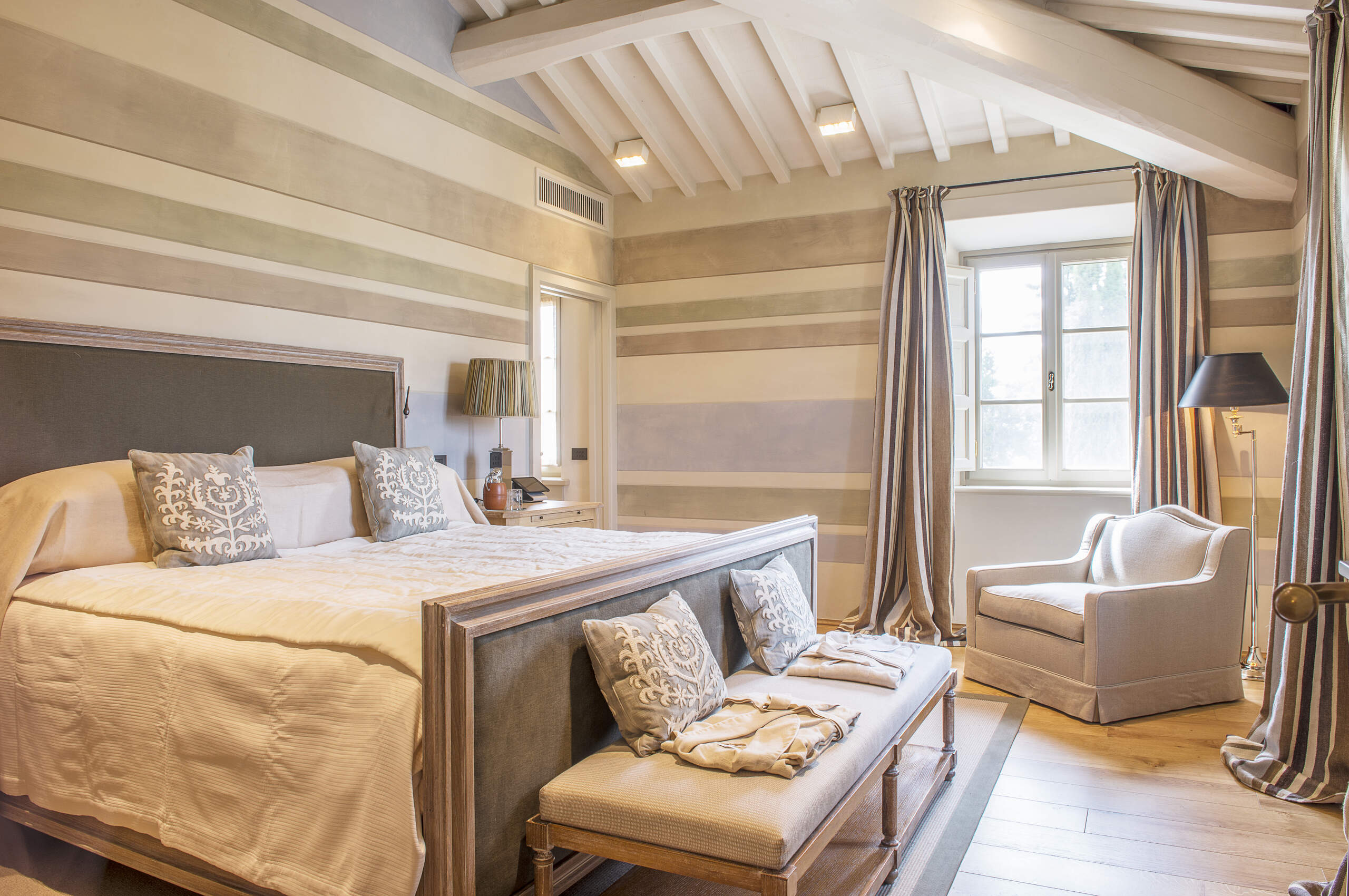 villa-odile-bedroom-luxury-stylish-modern-interior-tuscany