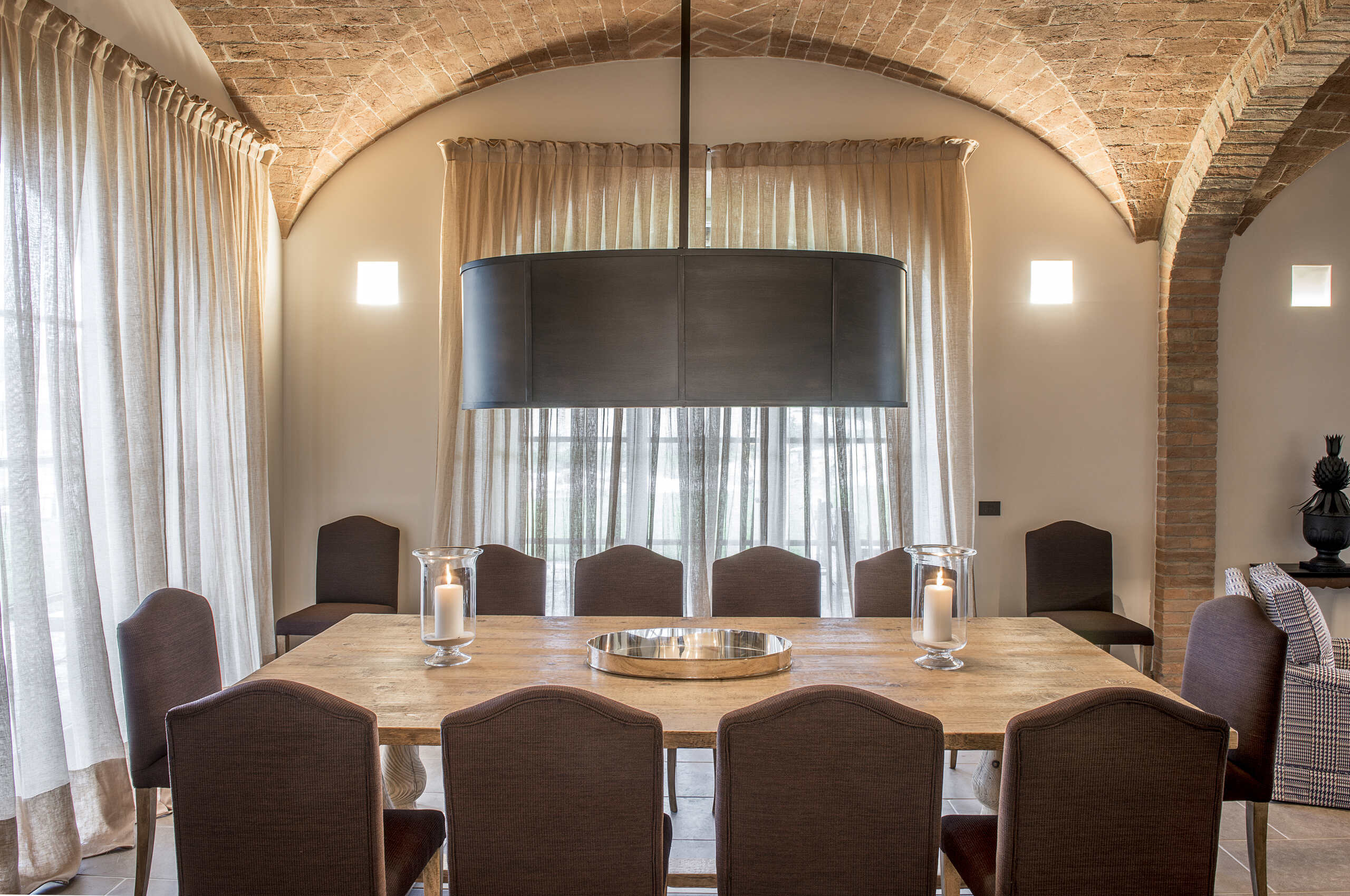 villa-odile-diningroom-elegant-luxury-interior-tuscany