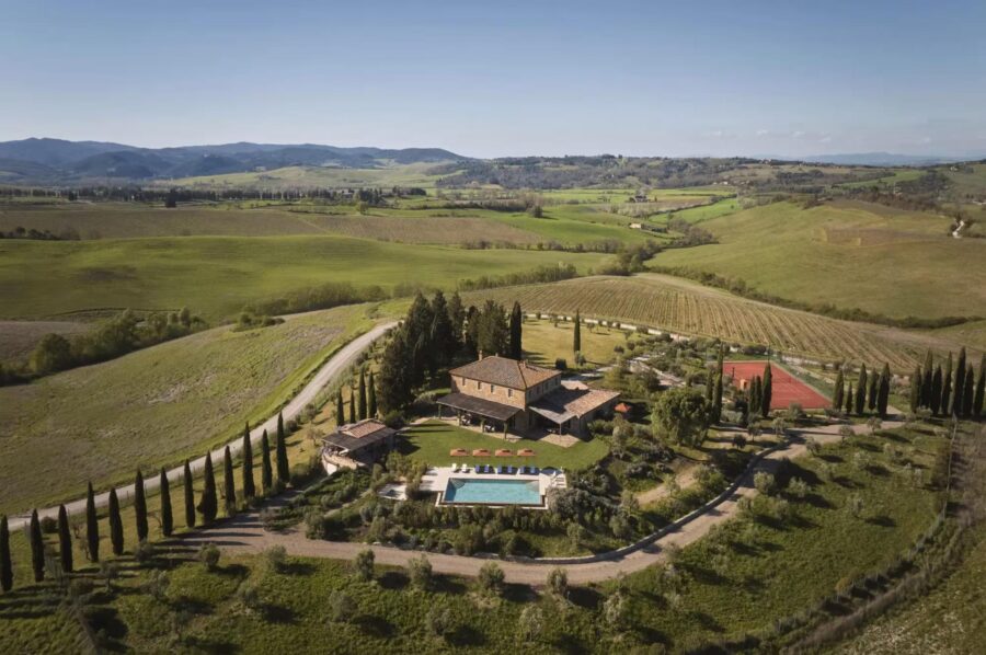 villa-odile-exterior-countryside-retreat-rolling-hills-luxury-rental-tuscany