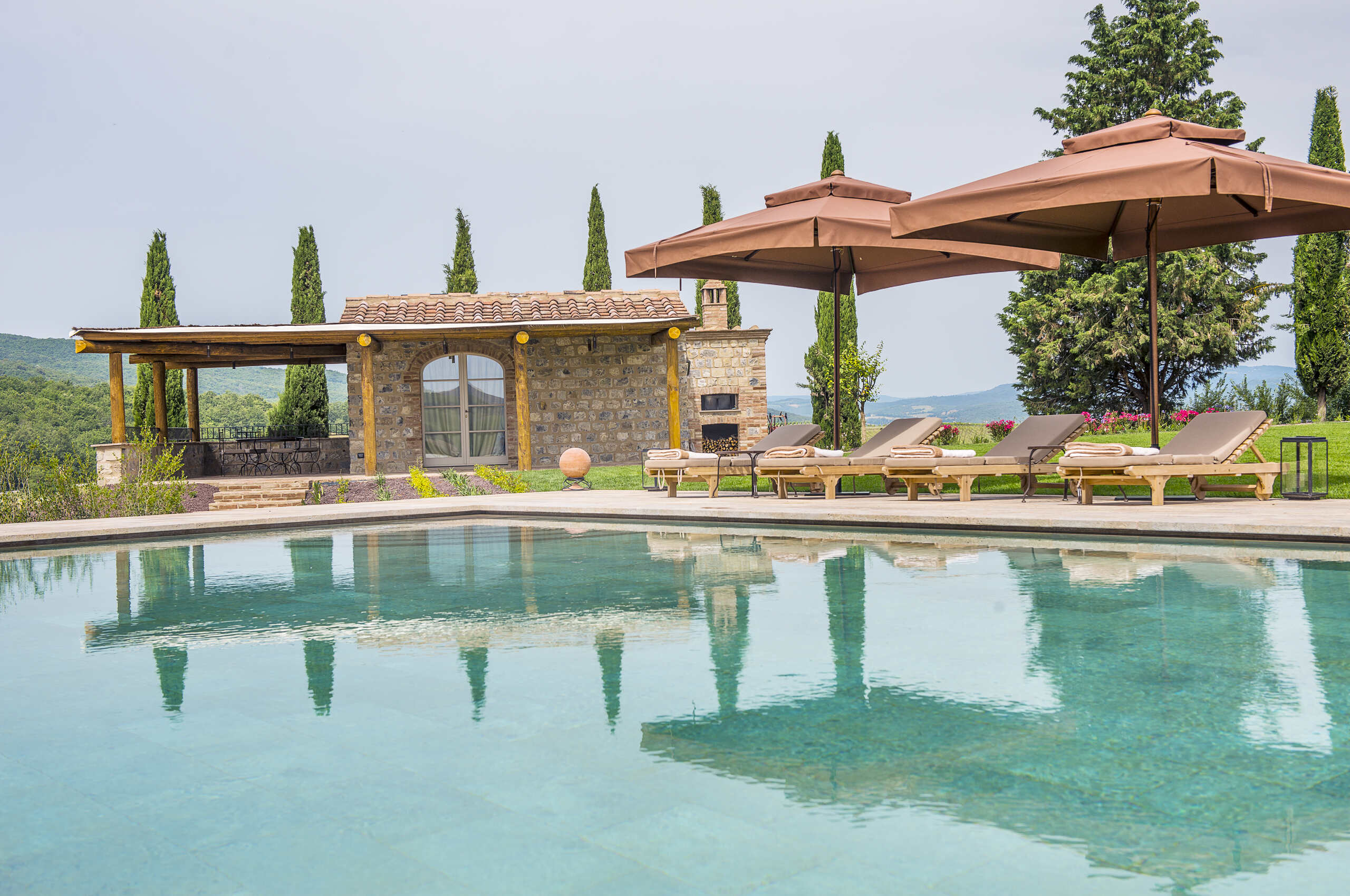 villa-odile-pool-poolhouse-sunlounger-garden-luxury-tuscany