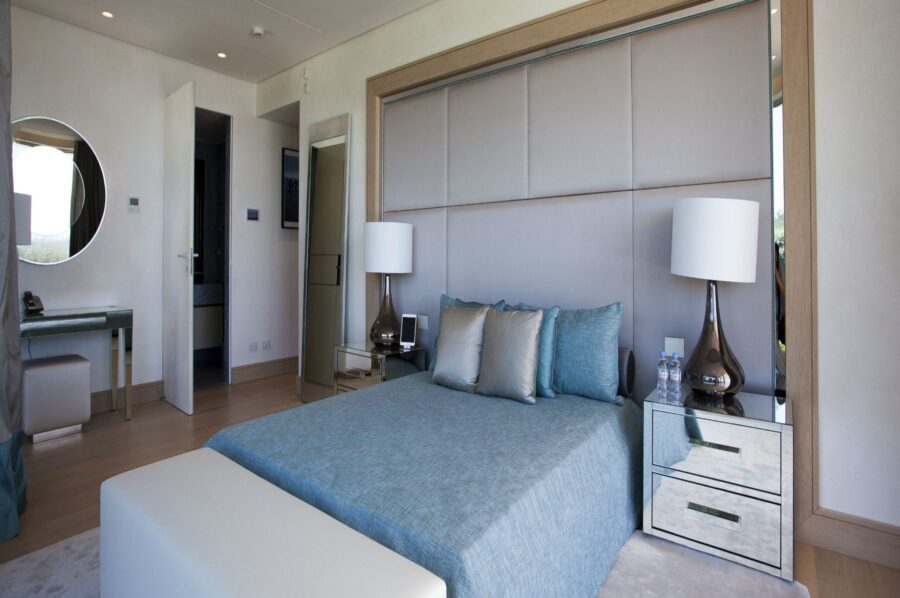 villa-paola-bedroom-ensuite-modern-stylish-luxury-sardinia