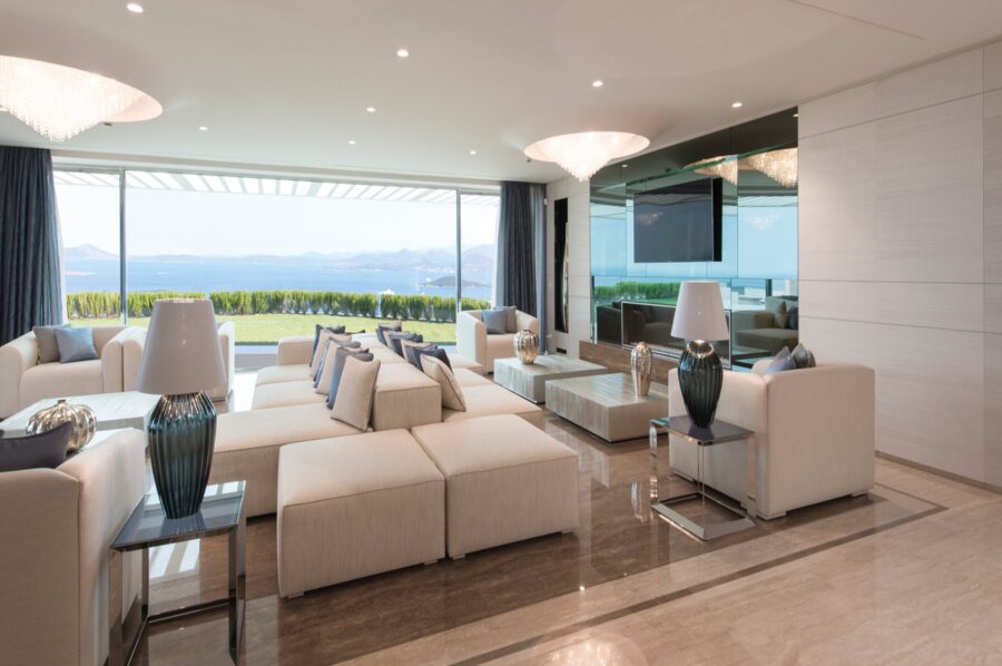 villa-paola-livingroom-seaview-modern-elegant-spacious-openplan-interiordesign-luxury-rental-sardinia