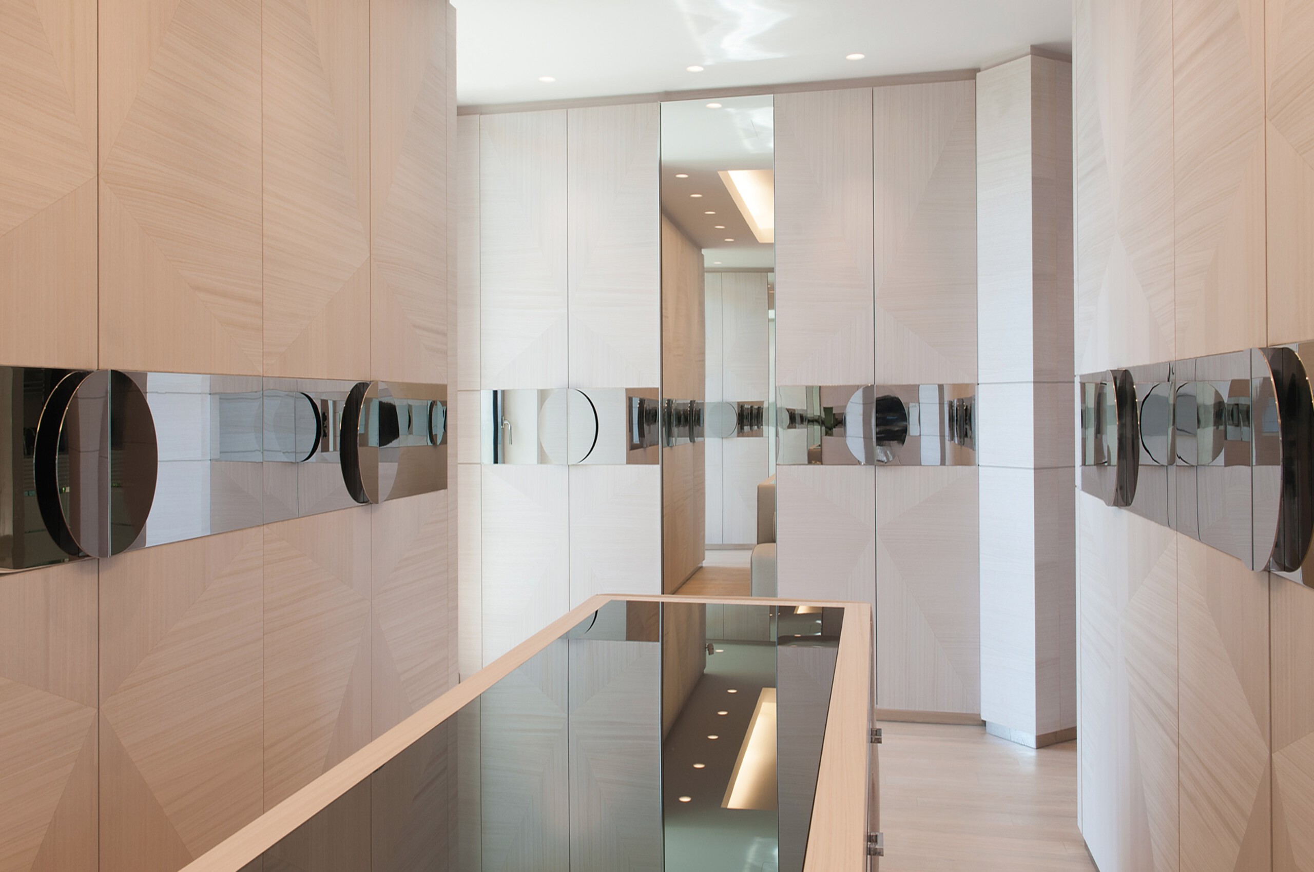 villa-paola-wardrobe-closet-dressingroom-elegant-stylish-modern-luxury-sardinia