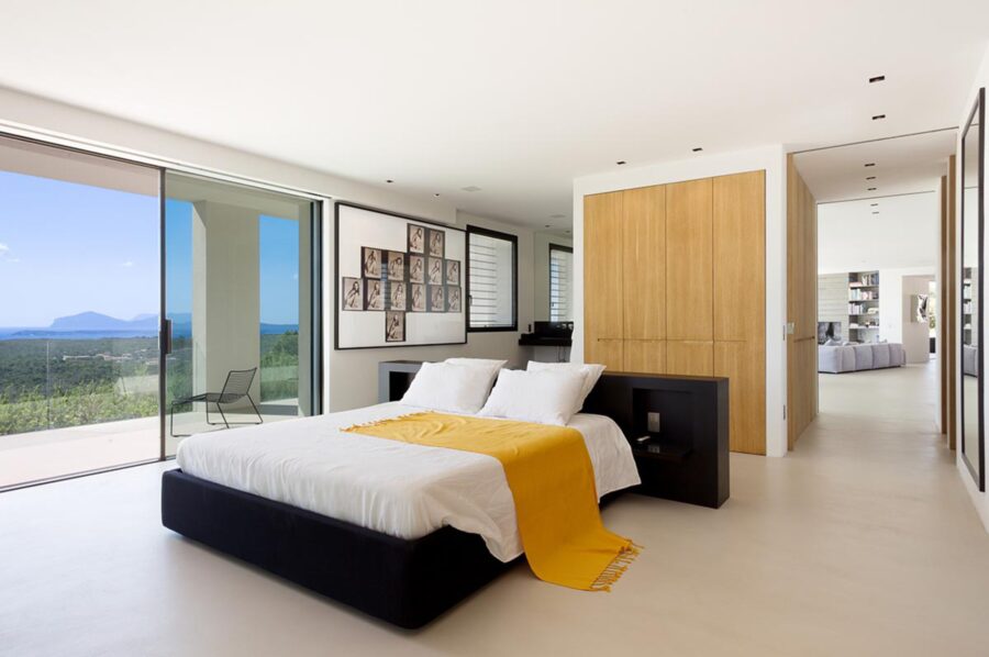 villa-patricia-bedroom-modern-stylish-openplan-balcony-seaview-luxury-sardinia