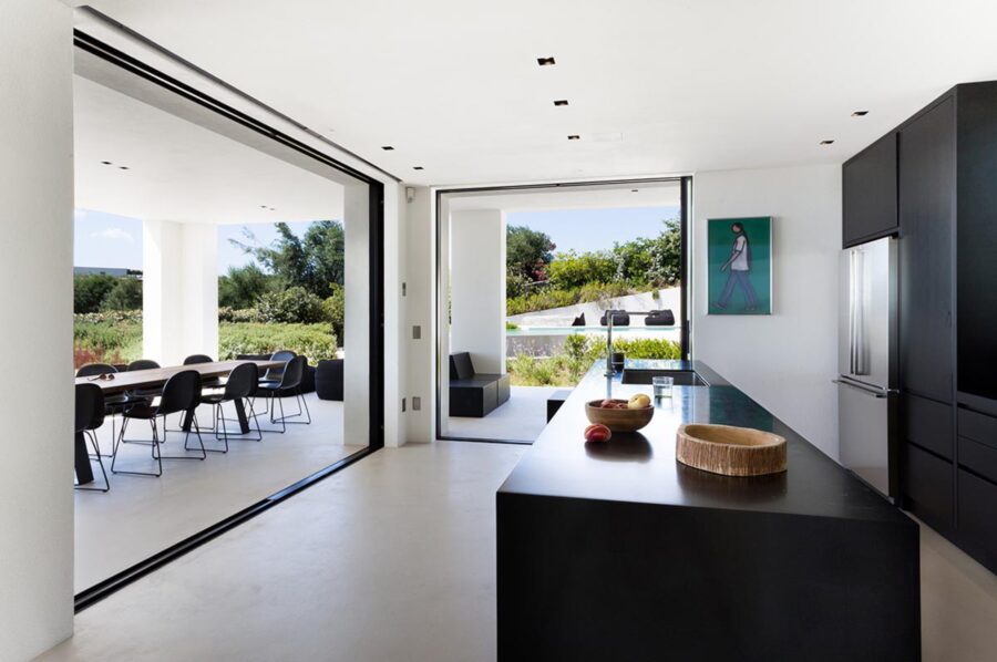 villa-patricia-kitchen-openplan-sleek-modern-gardenview-luxury-sardinia