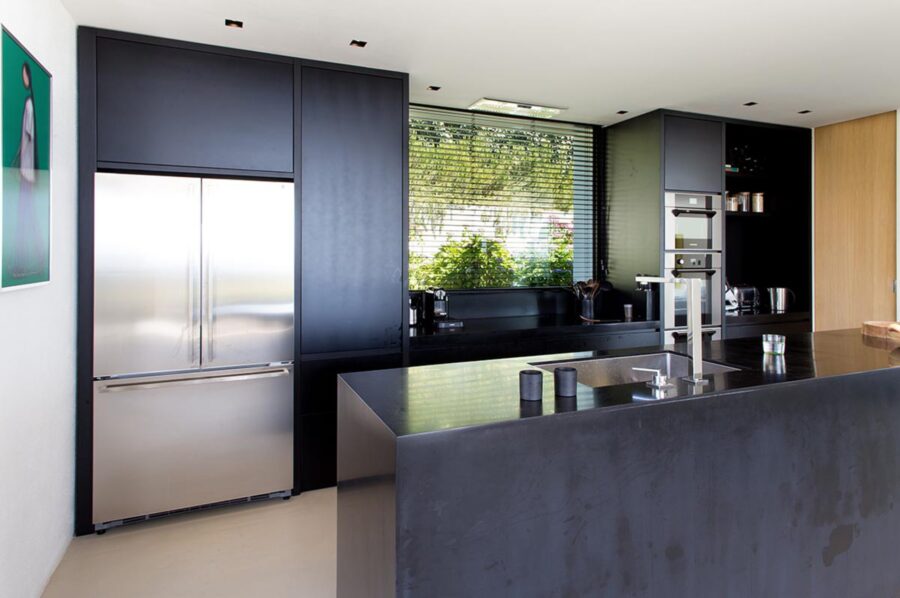 villa-patricia-kitchen-sleek-modern-luxury-sardinia