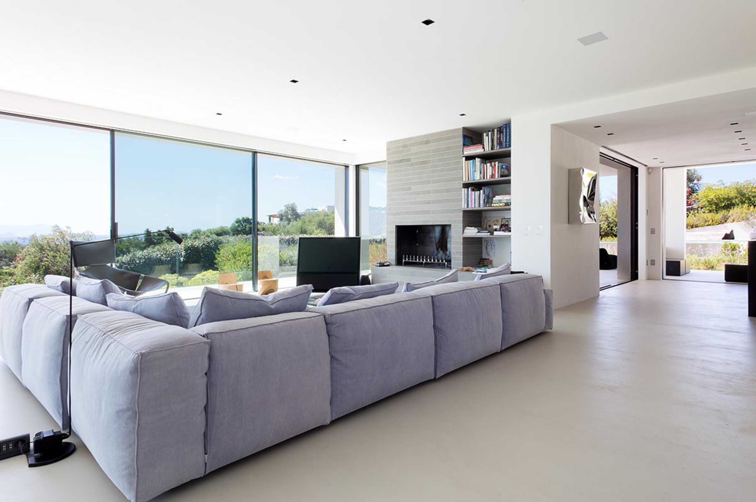 villa-patricia-livingroom-seaview-openplan-fireplace-stylish-modern-luxury-sardinia