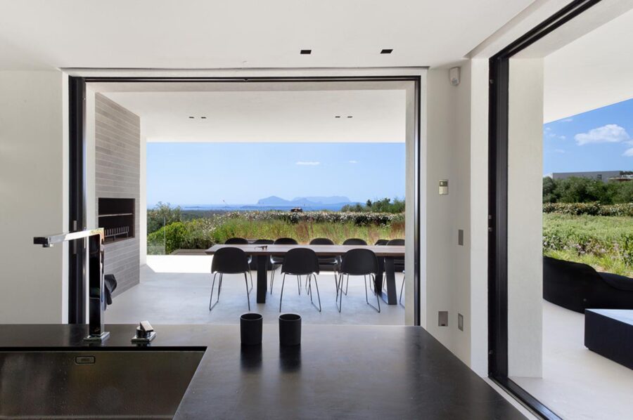 villa-patricia-mainpage-kitchen-openplan-terrace-stunning-seaview-modern-luxury-rental-retreat-sardinia