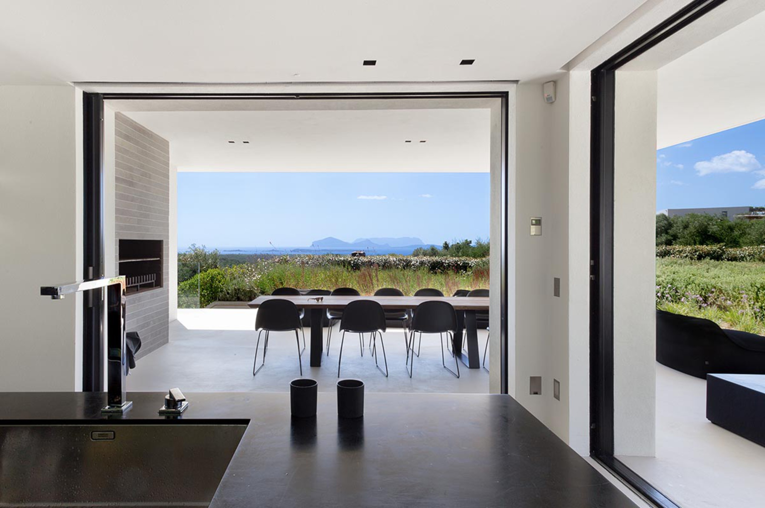 villa-patricia-mainpage-kitchen-openplan-terrace-stunning-seaview-modern-luxury-rental-retreat-sardinia