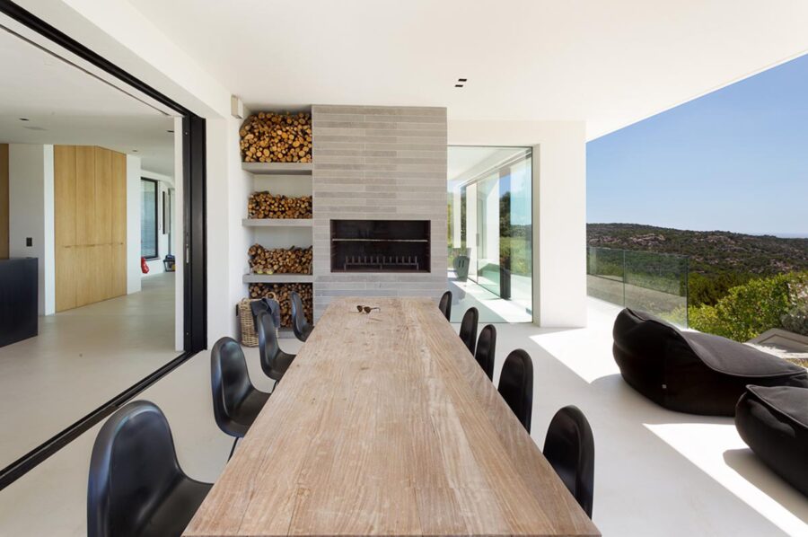villa-patricia-terrace-diningtable-alfresco-fireplace-scenicviews-openplan-modern-luxury-sardinia