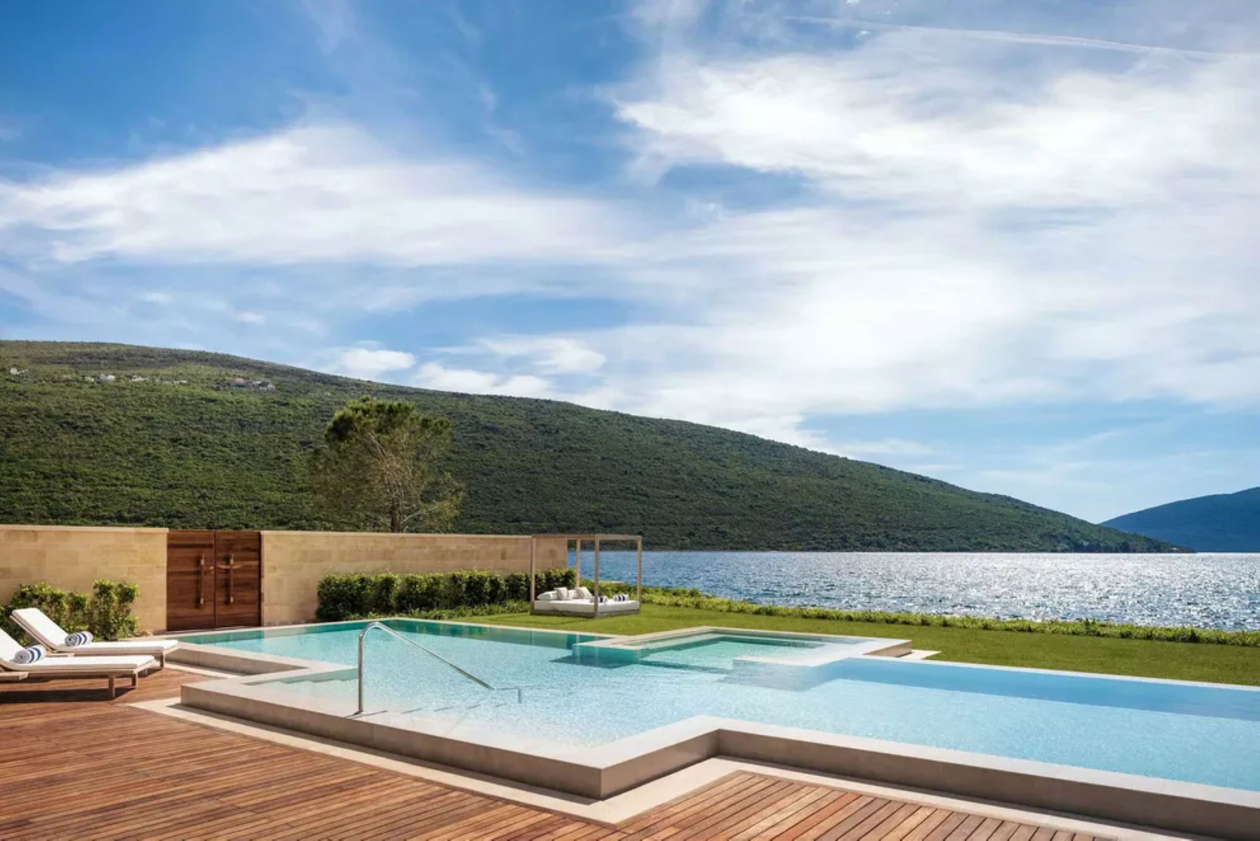 villa-pola-exterior-swimmingpool-garden-sea-view-luxury-rental-retreat-portonovi