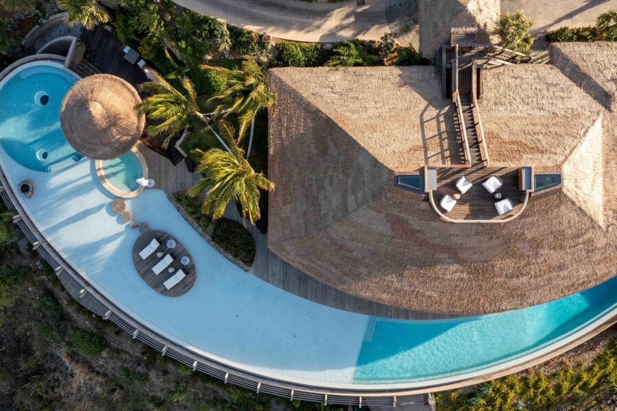 villa-posie-aerial-exterior-wrap-around-infinitypool-luxury-rental-retreat-moskitoisland