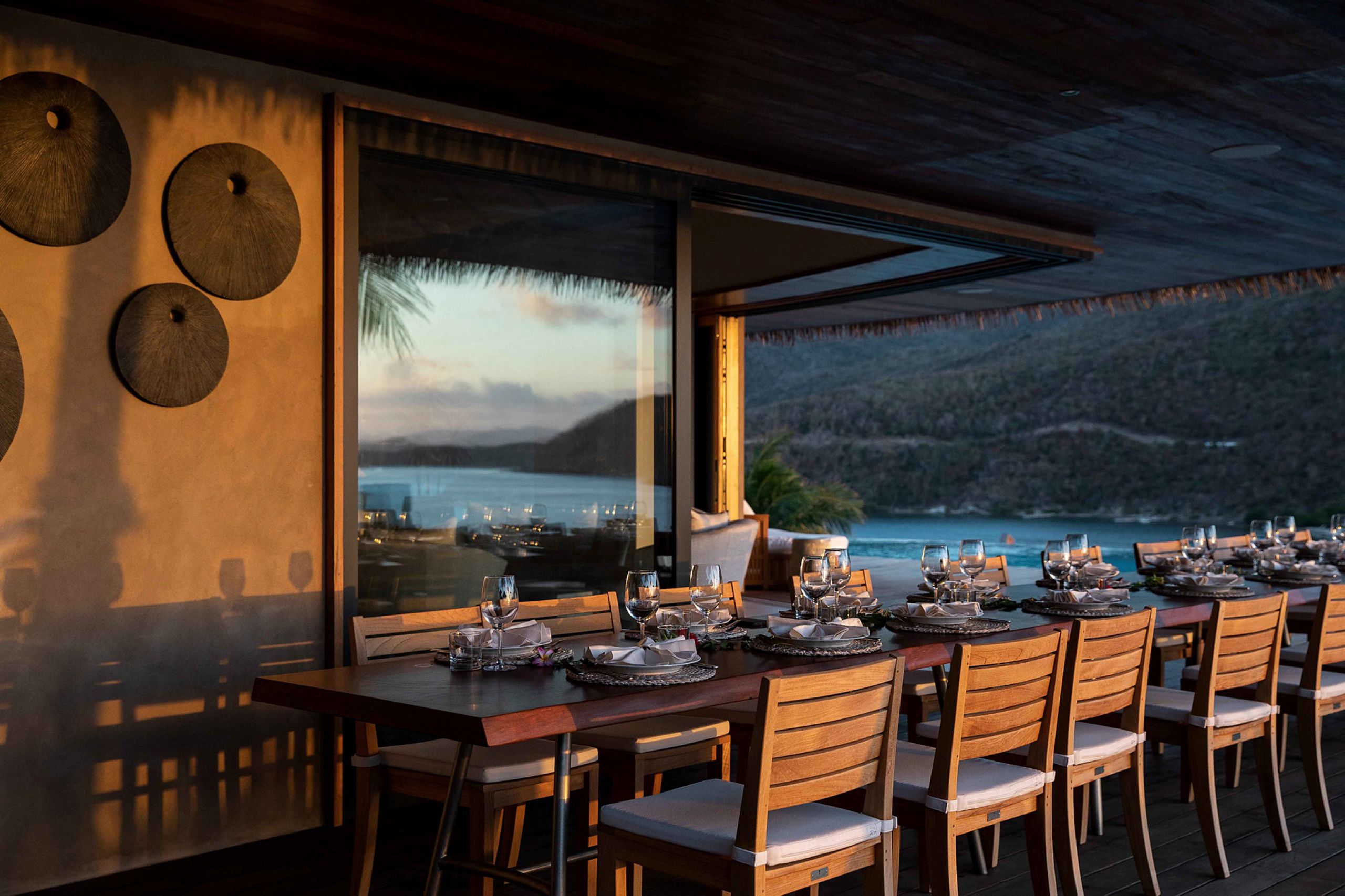 villa-posie-alfresco-dining-seaviews-luxury-rental-retreat-moskitoisland