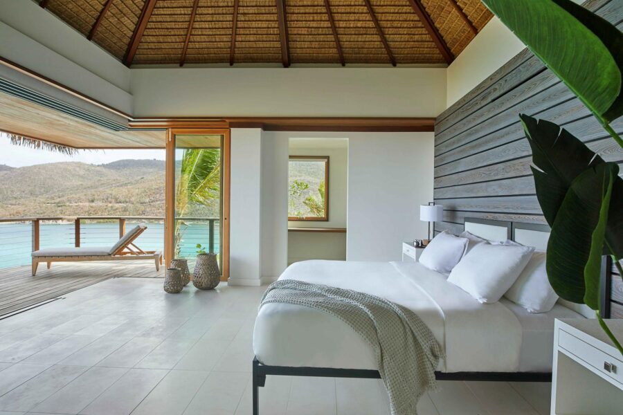 villa-posie-bedroom-balcony-seaview-elegant-modern-interiordesign-luxury-rental-retreat-moskitoisland