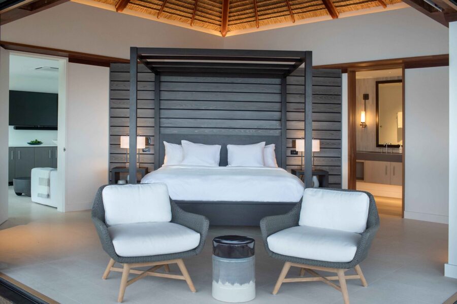 villa-posie-bedroom-spacious-elegant-modern-interior-moskitoisland