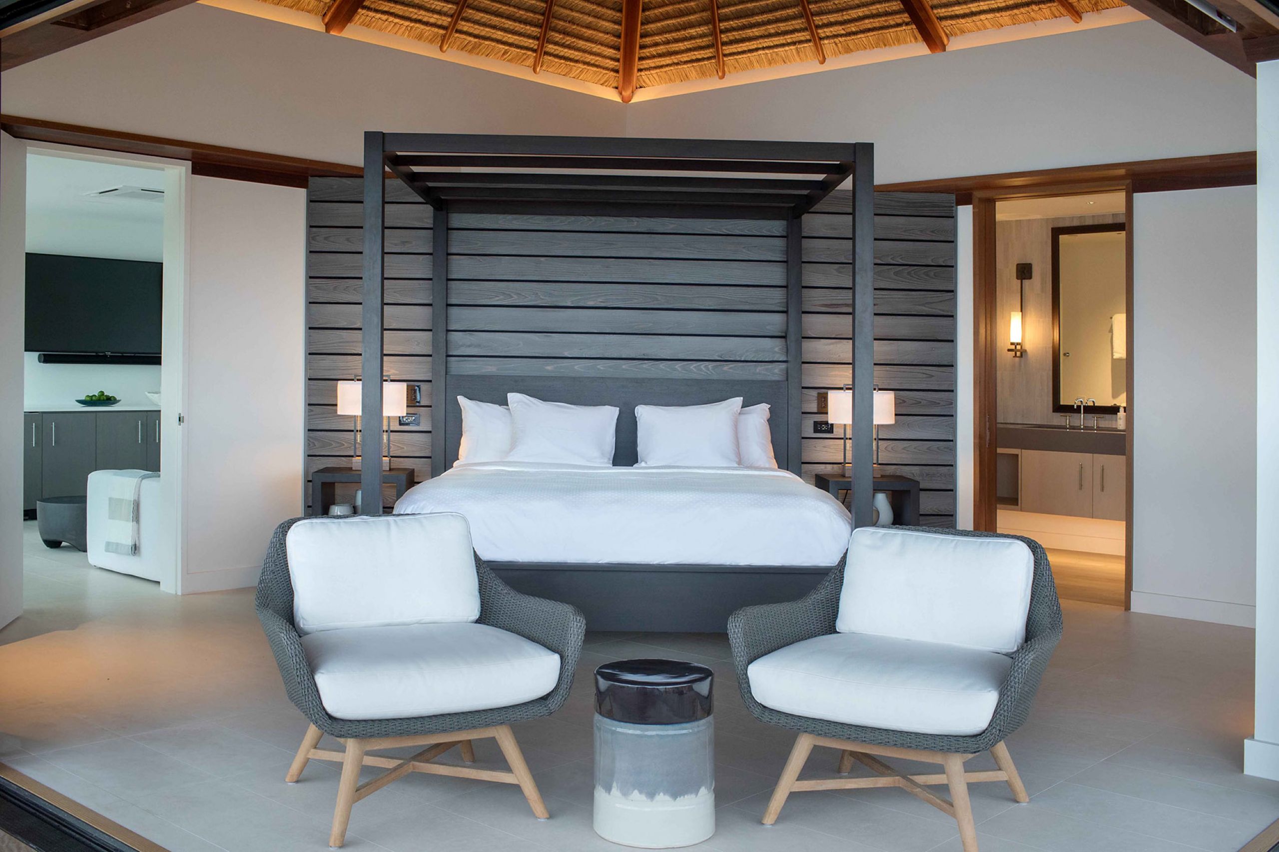 villa-posie-bedroom-spacious-elegant-modern-interior-moskitoisland