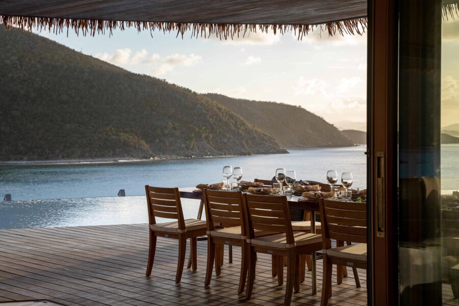 villa-posie-diningroom-seaview-terrace-infinitypool-luxury-rental-retreat-moskitoisland