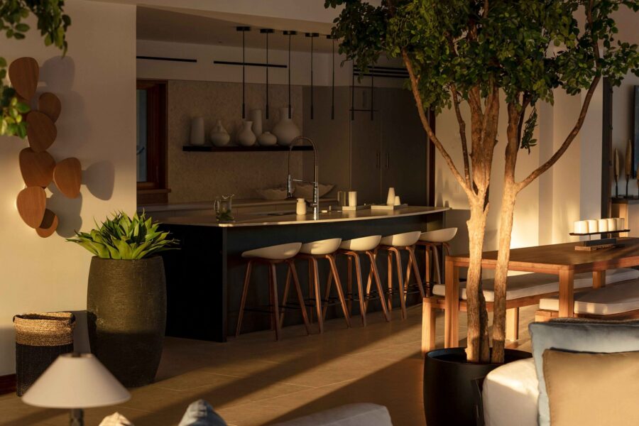 villa-posie-kitchen-diningroom-sleek-modern-elegant-interiors-luxury-moskitoisland