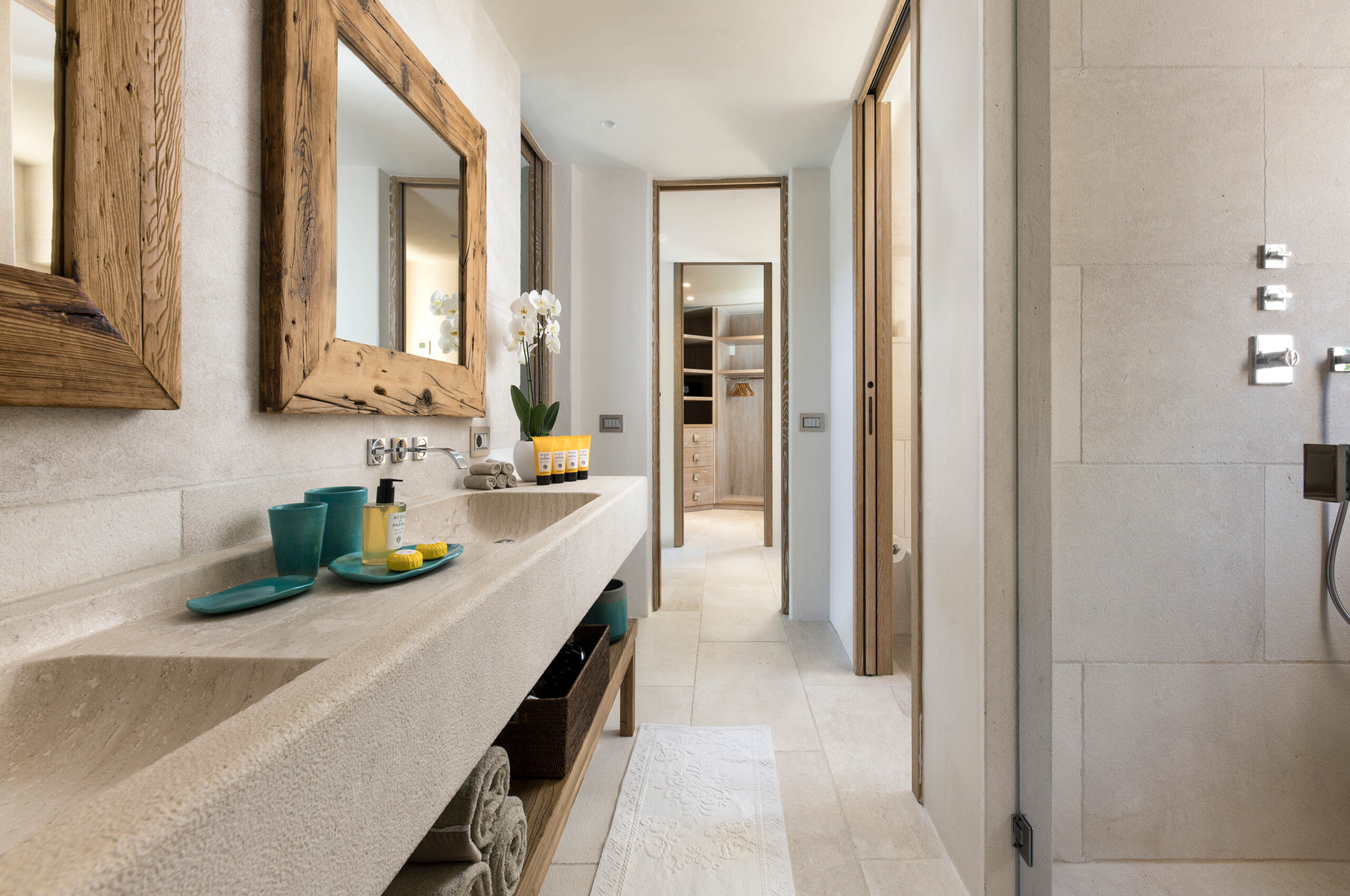 villa-saphira-bathroom-doublesink-shower-moder-luxury-design-sardinia