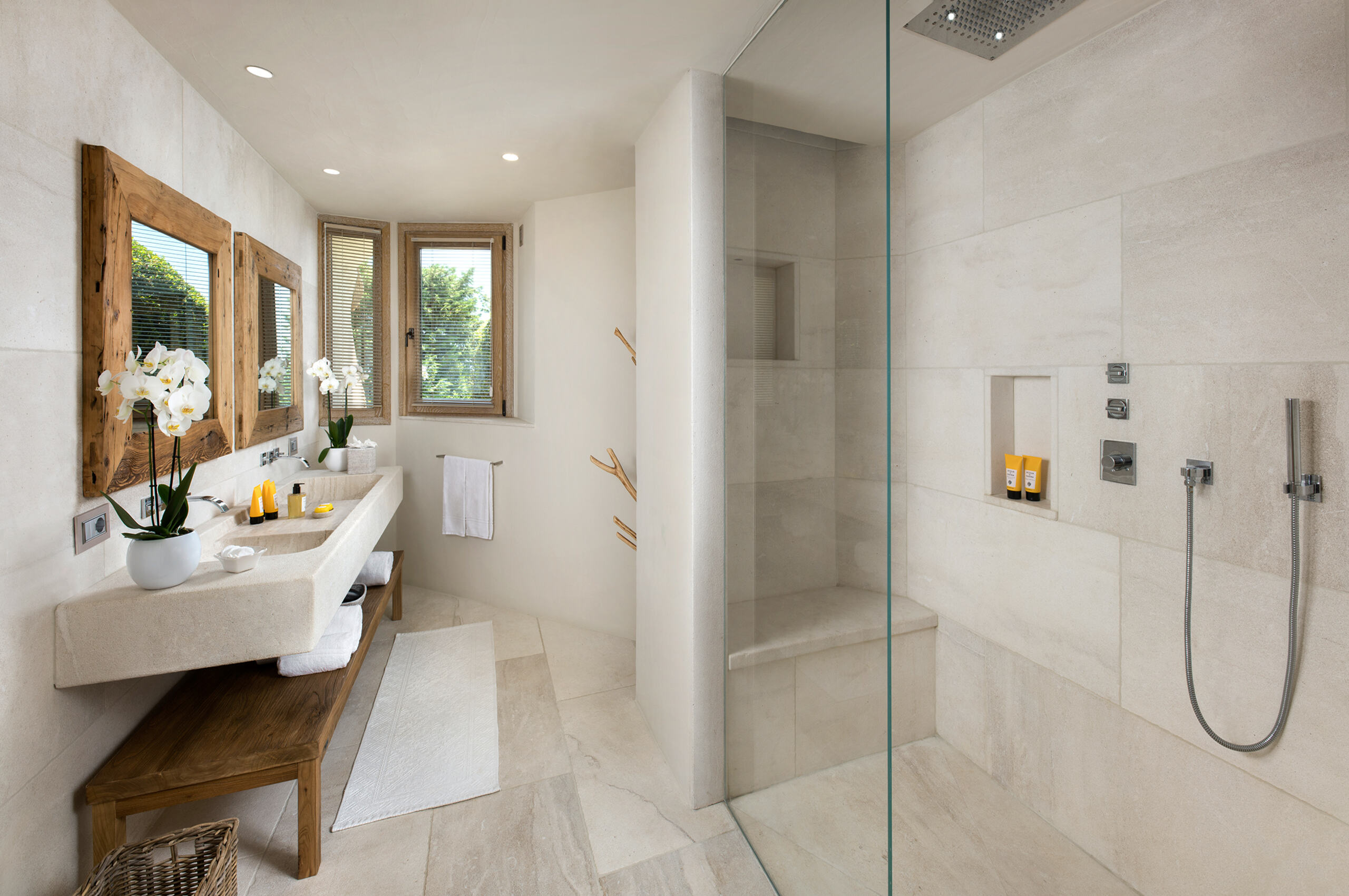villa-saphira-bathroom-italianshower-doublesink-modern-luxury-sardinia
