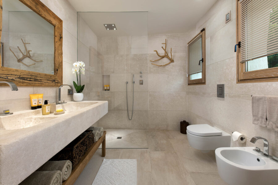 villa-saphira-bathroom-italianshower-doublesink-modern-spacious-luxury-sardinia